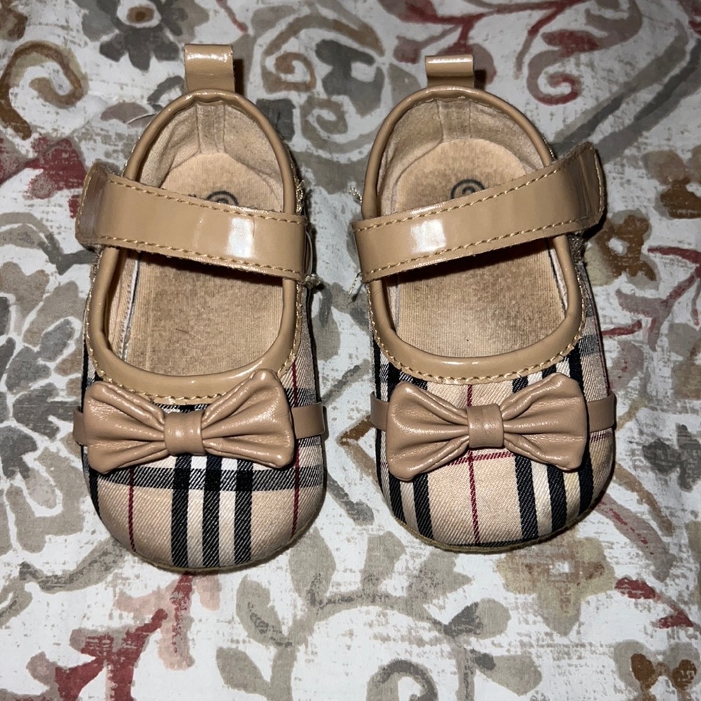 Burberry infant shoes